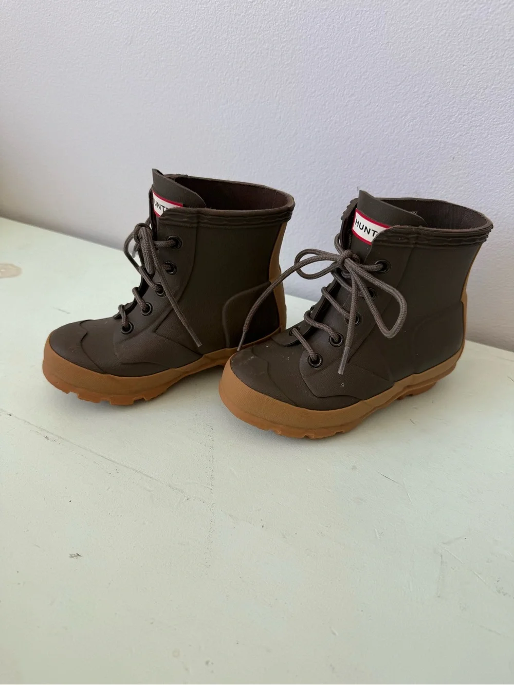 Hunter Kids Dark Gray and Tan Lace-Up Rain Boots with Gum Sole Boys 9/Girls 10